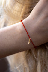 Bracelet fil rouge Initiale en or Éternité - Acmée Paris