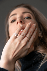 Bague Lettre Eternité pour petit doigt - Acmée Paris