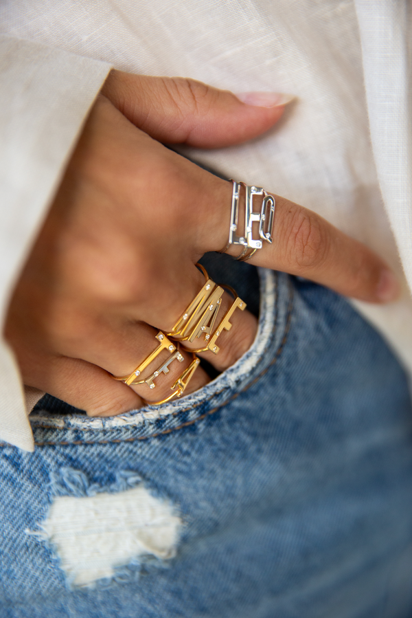 Bague Lettre Q or blanc et diamants Éternité Bébé