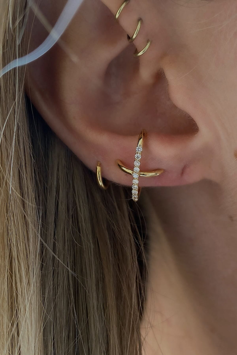 Boucle d'oreille La Croix en trompe-l'œil en or 18kt recyclé et diamants